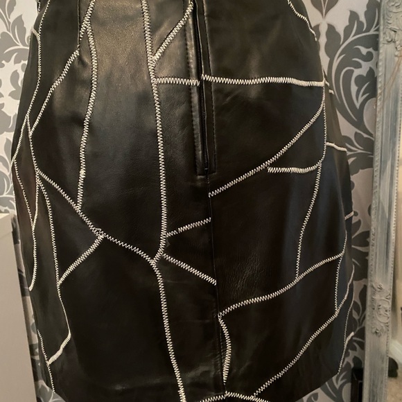 Danier leather mini skirt - Picture 3 of 8